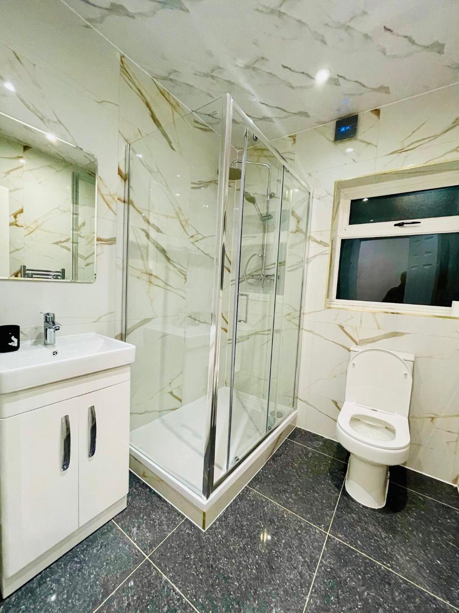 런던 Luxury 2 Bed House With Parking, 5 Min Walk To Station & Ldo 빌라 외부 사진