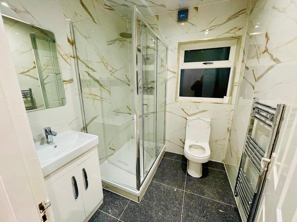 런던 Luxury 2 Bed House With Parking, 5 Min Walk To Station & Ldo 빌라 외부 사진